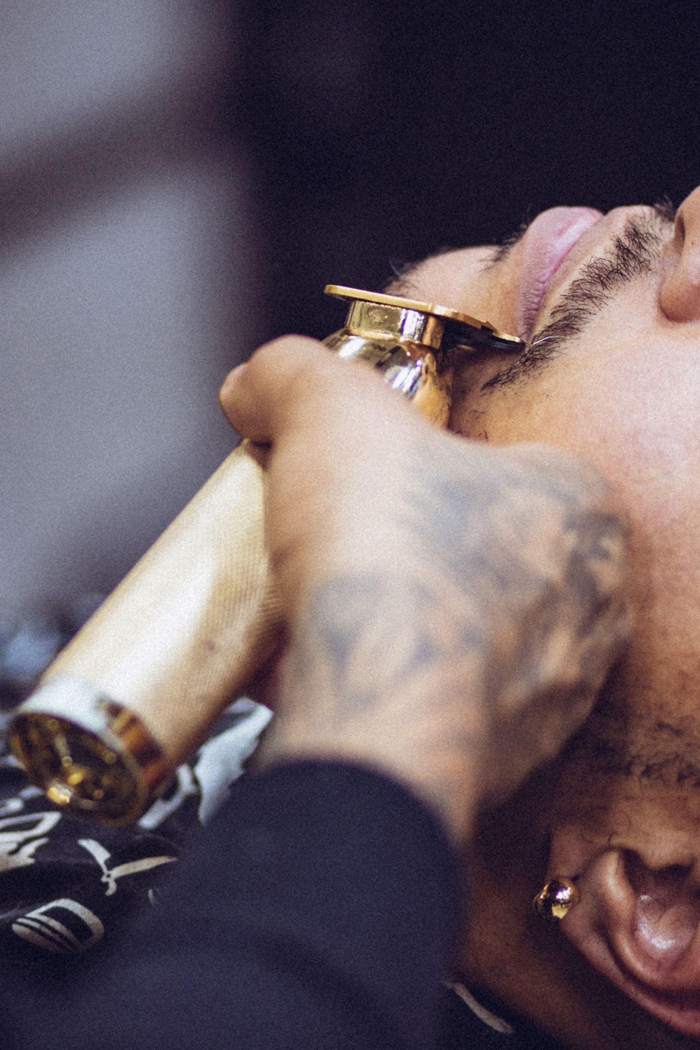 Tondeuse stylisant la barbe d'un homme