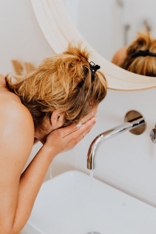 Nettoyage du visage au lavabo