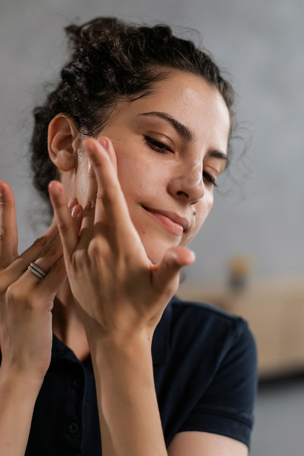 Femme appliquant un soin sur le visage